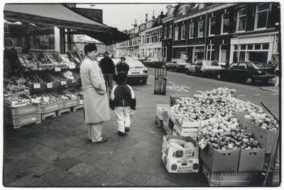 402604 Afbeelding van de uitstalling van de Turkse groentenwinkel Mevlana Pazari (Kanaalstraat 53) te Utrecht, met op ...